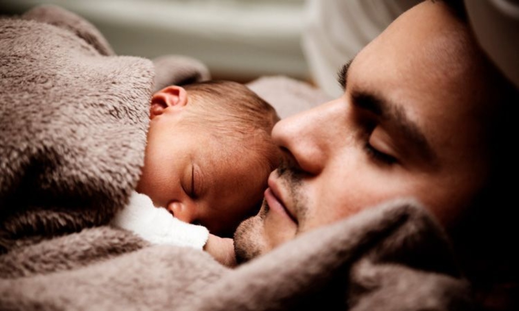 Portugal dá até 25 dias úteis de licença-paternidade, e França quer copiar