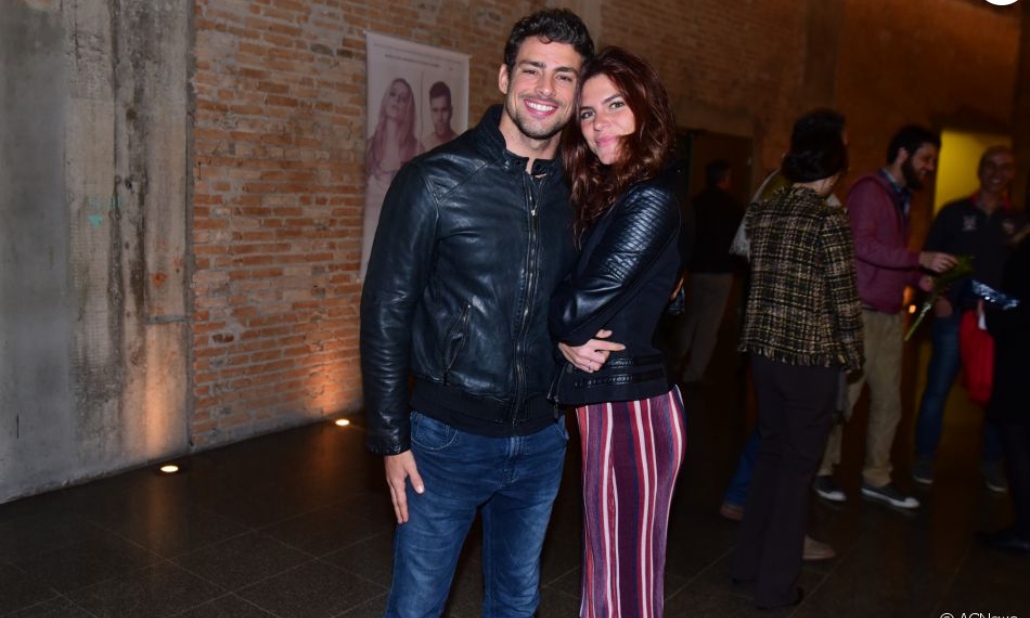 Cauã Reymond e Mariana Goldfarb trocam caricias em Portugal