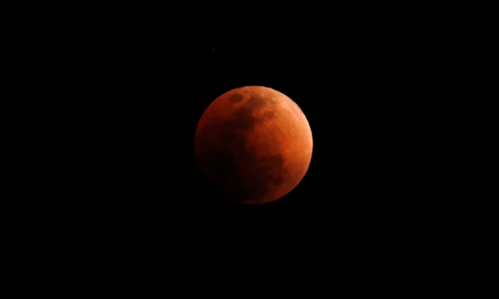 Ano começa com um eclipse total da Lua em Portugal