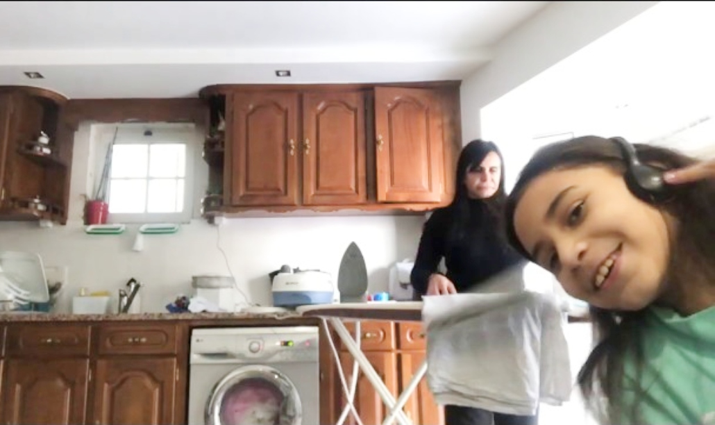 Gretchen mostra dia de faxina em Portugal: ‘Adoro passar roupa’