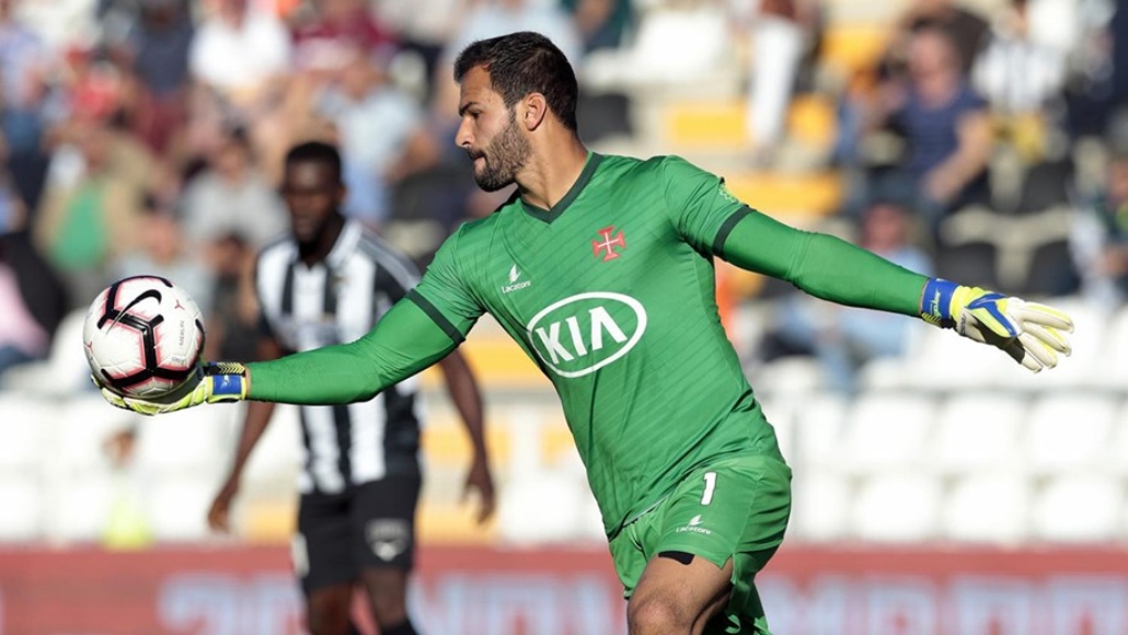 Irmão de Alisson supera Casillas e é eleito melhor goleiro em Portugal