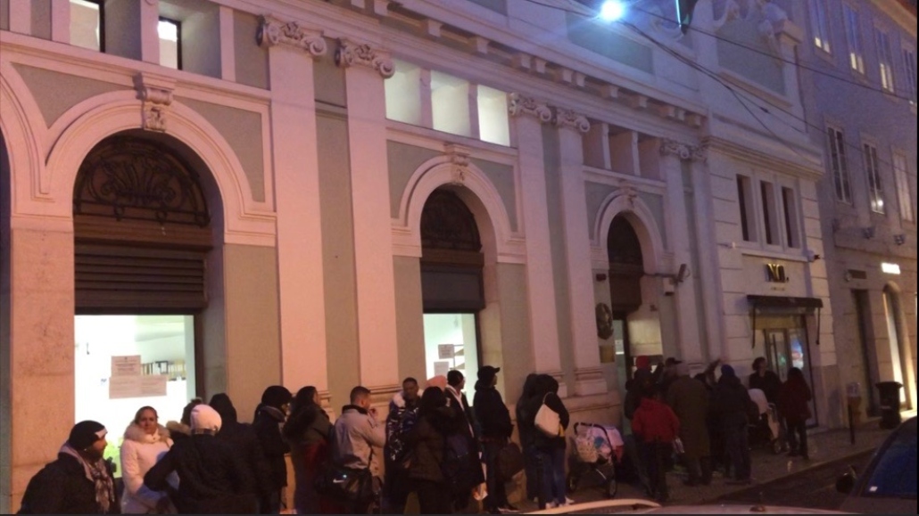 Com alta migração, consulado brasileiro em Lisboa tem longas filas