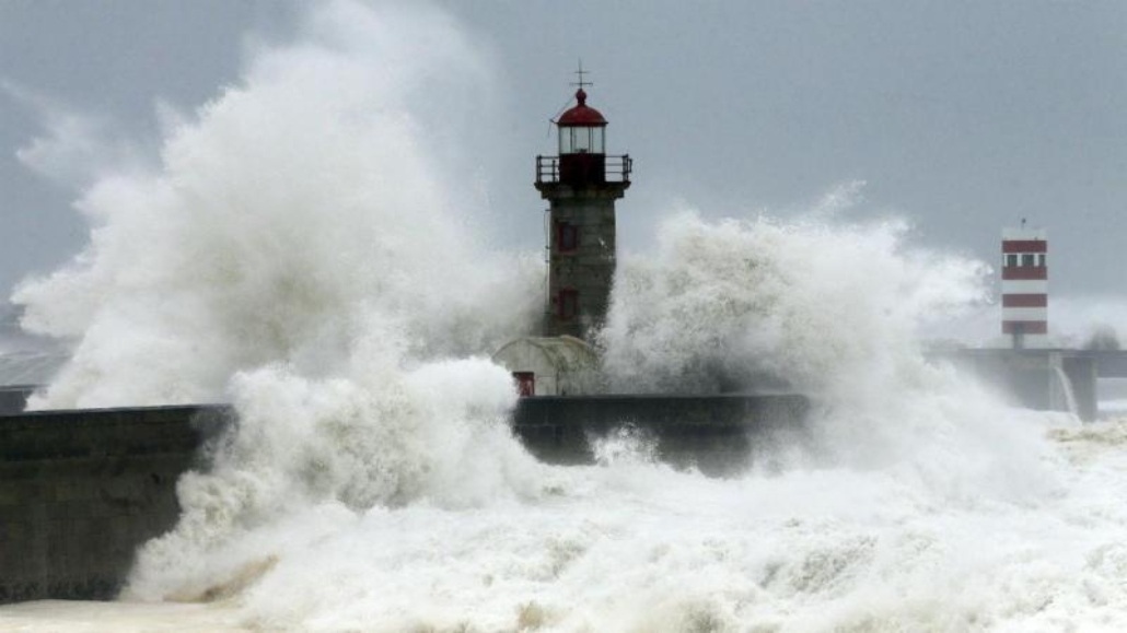 Tempestade “Helena” deixa Portugal em alerta vermelho nessa sexta-feira