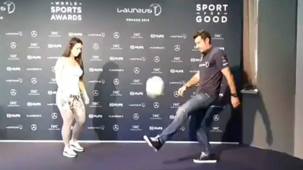 Figo faz embaixadinha com brasileira e mostra que ainda tem muita habilidade