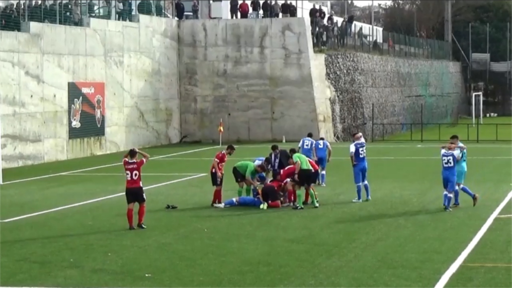 Jogador salva a vida de adversário que caiu desmaiado no gramado em Portugal