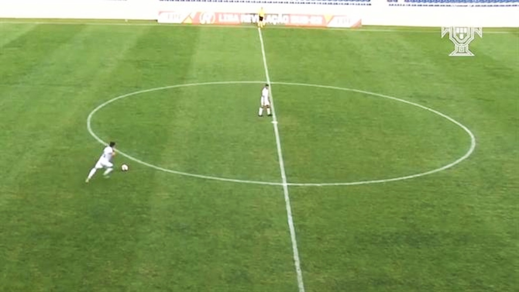 Aos 49 e antes do meio de campo, jogador do Cova de Piedade faz gol incrível; vídeo