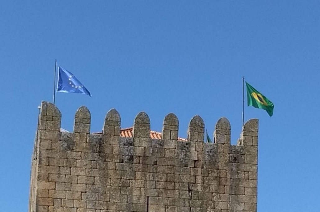 Cidade de Pedro Álvares Cabral tem um belo castelo com a bandeira do Brasil