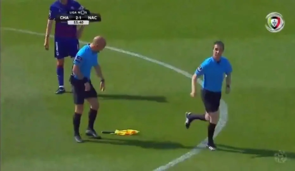 Bandeirinha interrompe jogo em Portugal para ir ao banheiro