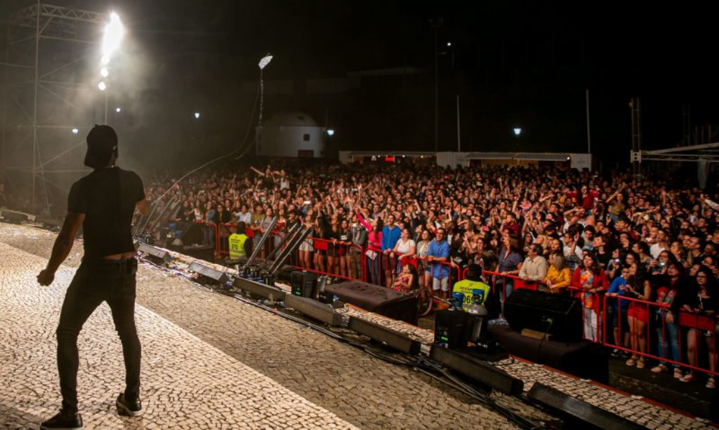 Nego do Borel estreia turnê europeia com plateia lotada em Portugal