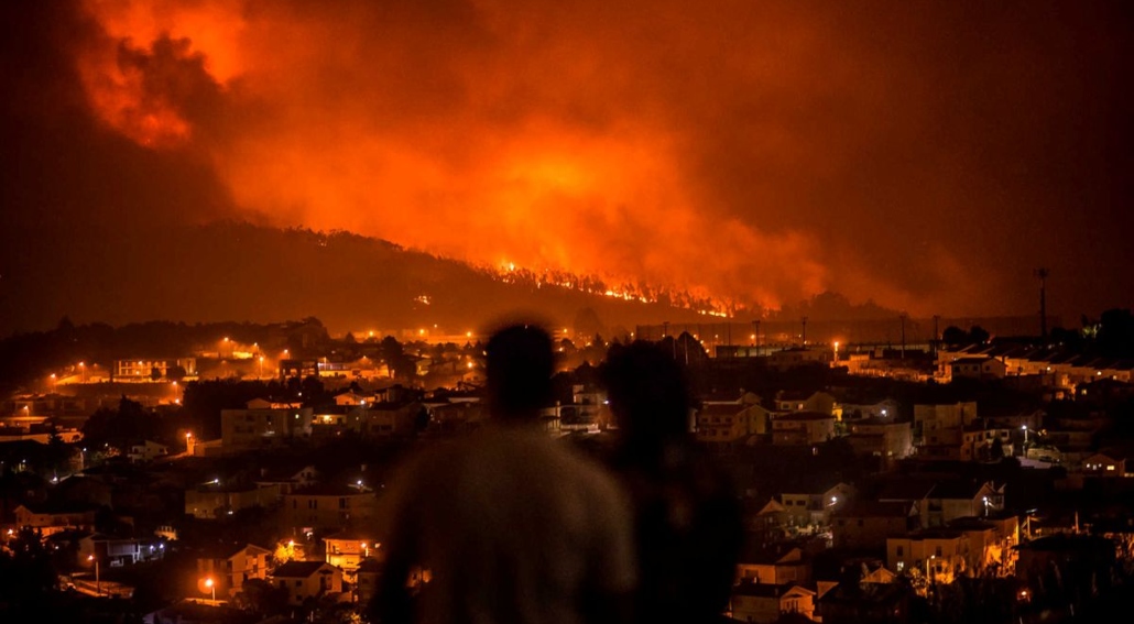 Moradores e bombeiros lutam contra incêncios devastadores em Portugal