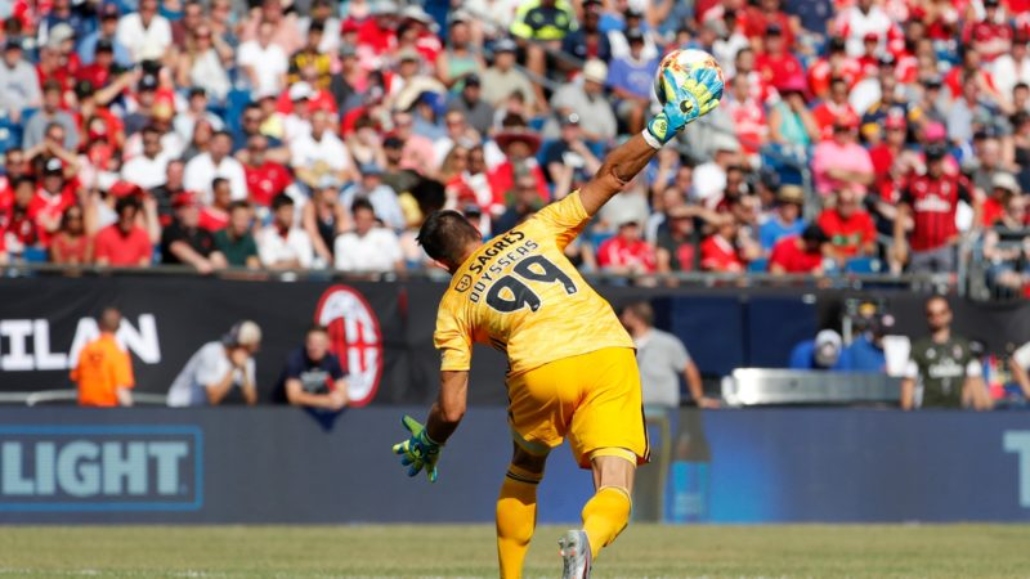 Benfica usa nova regra para inovar no tiro de meta e causa discussão no meio do futebol