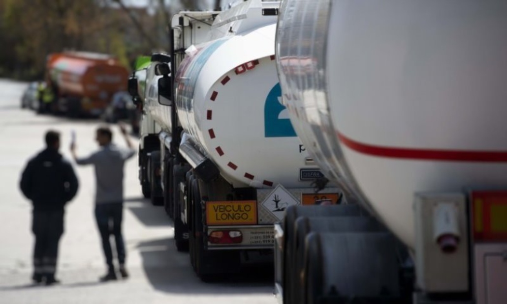 Motoristas de caminhões-tanque de Portugal cancelam greve para negociar