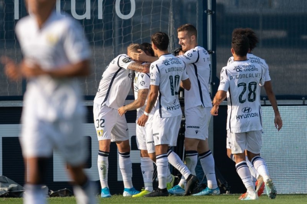 Conheça o Famalicão: surpresa em Portugal tem domínio brasileiro, dinheiro israelense e cidade fanática