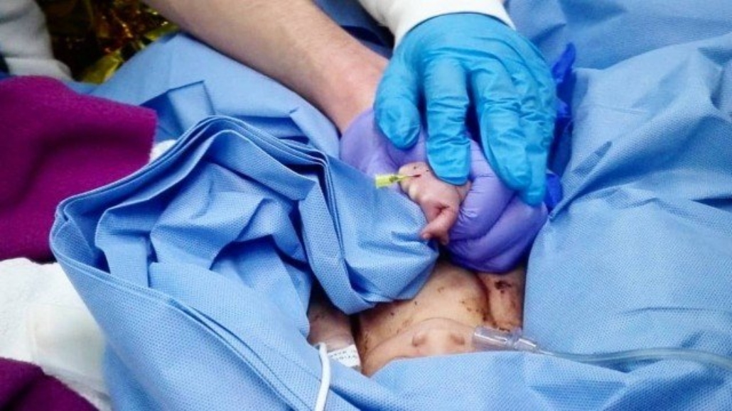 Mãe de bebê encontrado no lixo em Portugal é presa