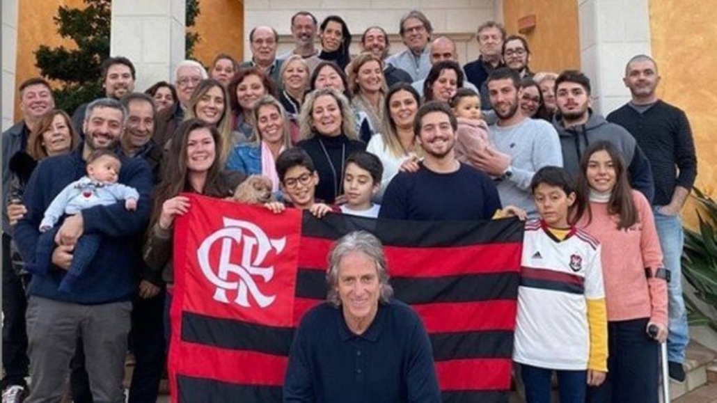 Família de Jorge Jesus canta música do Flamengo em clima de despedida das férias
