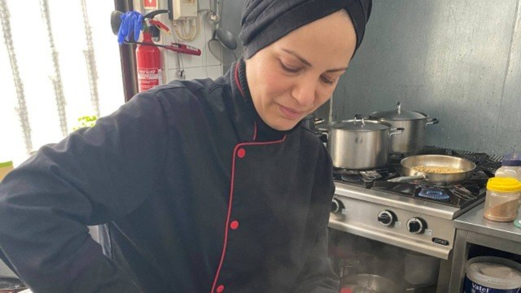 Refugiados preparam refeições para profissionais da saúde de Portugal