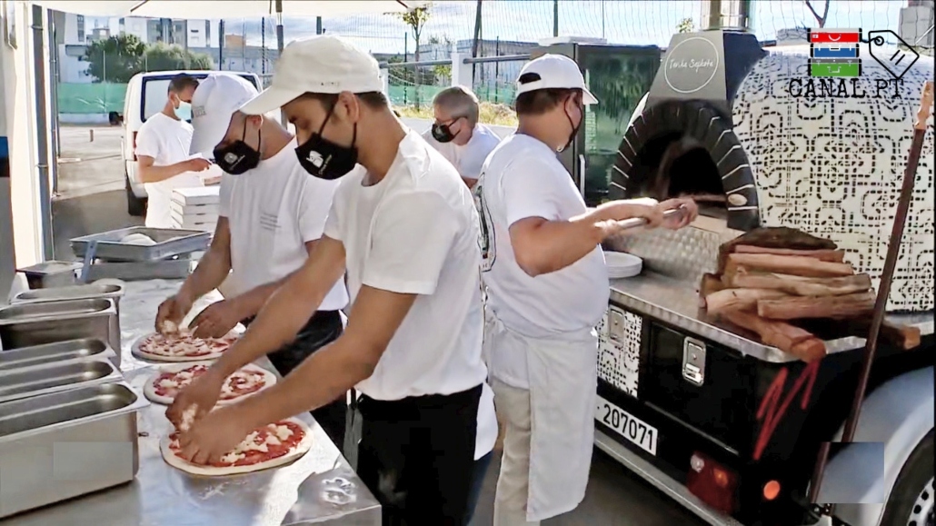 Chefe de cozinha faz pizza para famílias pobres em Portugal