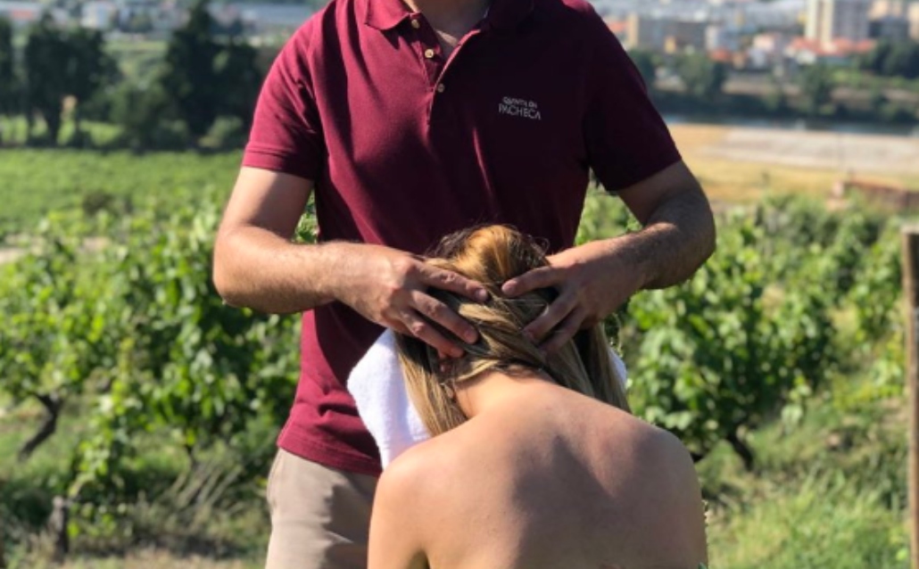 Quinta portuguesa usa foto inusitada para divulgar serviço de massagem