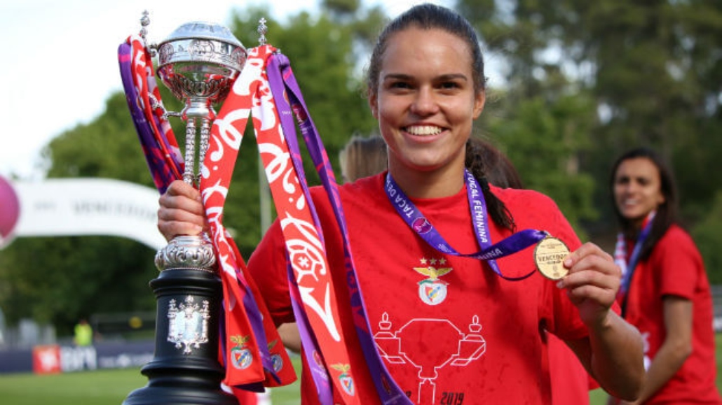 Brasileira do Benfica, surge como possível sucessora de Marta e sonha com seleção