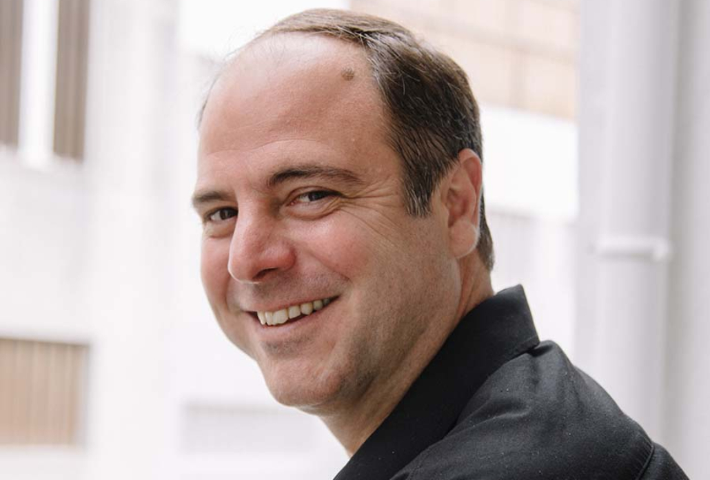 Vítima de violência, ator deixa Brasil para viver em Portugal como corretor de imóveis